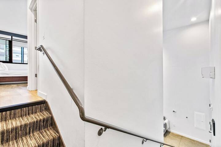 Airy and Open Corner Loft - 92 Walkscore