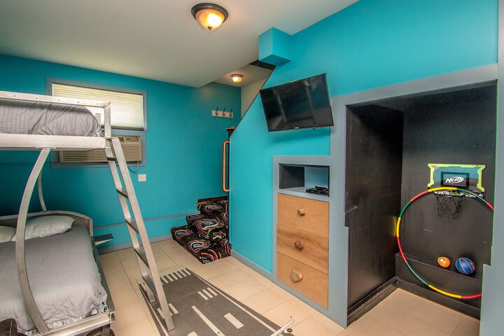 Room 52 of 153