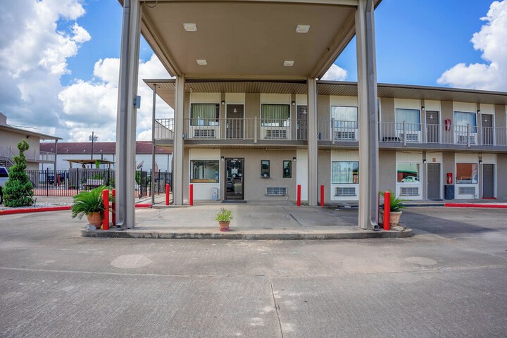 Regency Inn & Suites by OYO Bay City TX