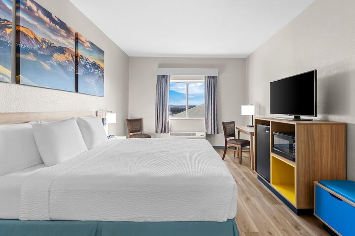 Days Inn & Suites by Wyndham Castle Rock