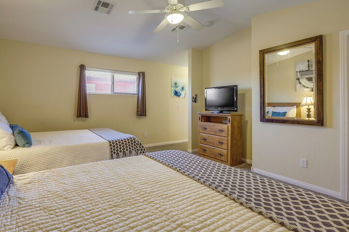 Mesquite Condo w / Community Pool & Hot Tub!