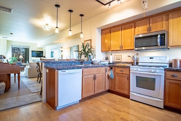 2BD Sweetwater Condo - Community Park Pool + Hot Tub