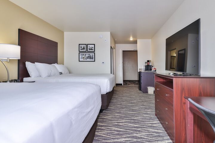 Cobblestone Hotel & Suites - Waukesha / West Milwaukee