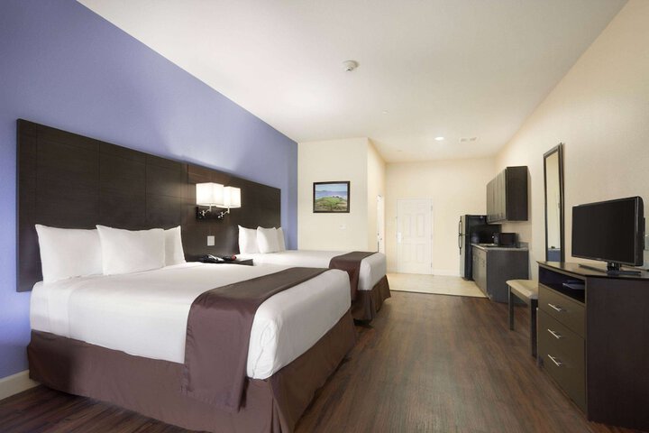 Days Inn & Suites by Wyndham Galveston West / Seawall