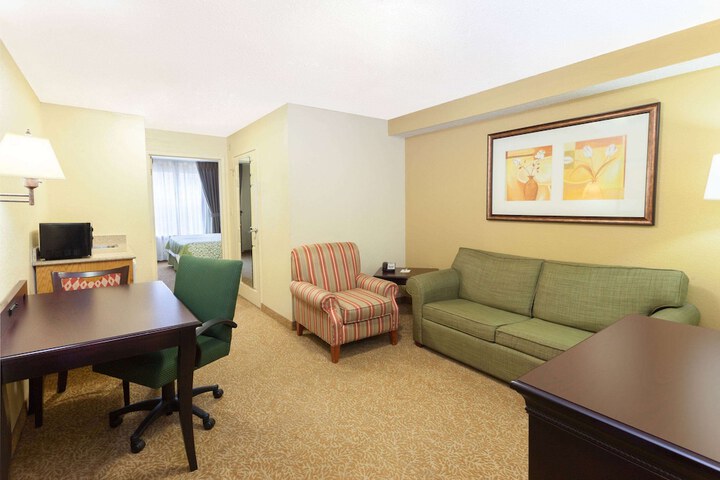 Days Inn & Suites by Wyndham Tucker / Northlake