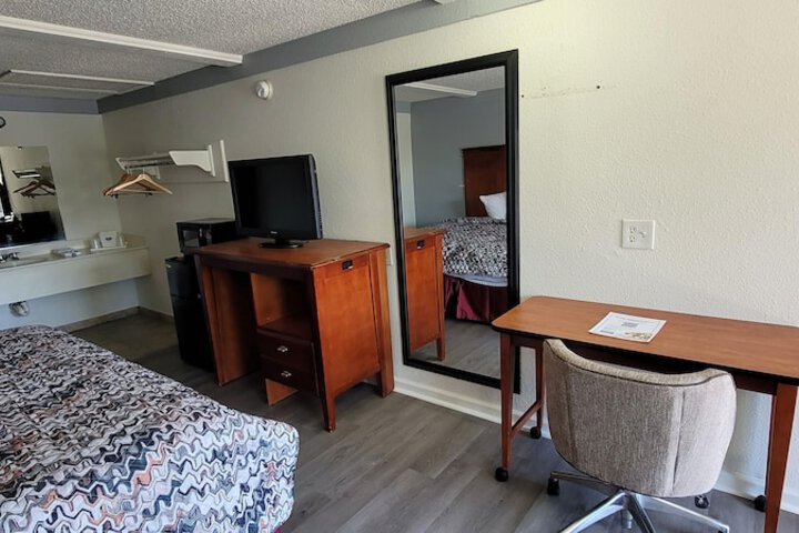 Room 25 of 40