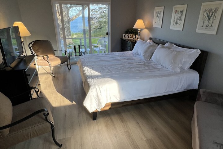 High Tide Inn