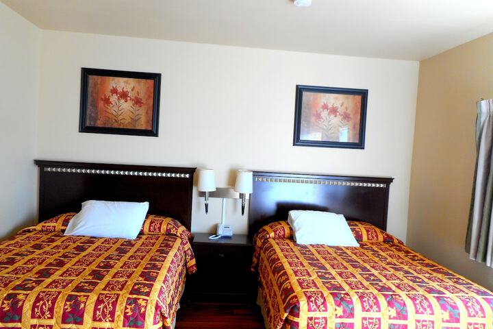 Crossroads Inn & Suites