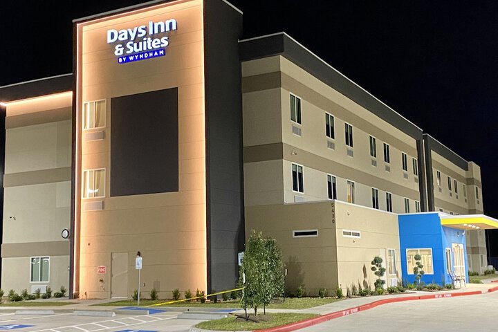 Days Inn & Suites by Wyndham Beaumont West / I-10 & Walden