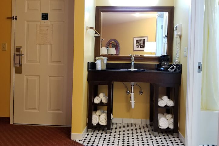 Room 17 of 65