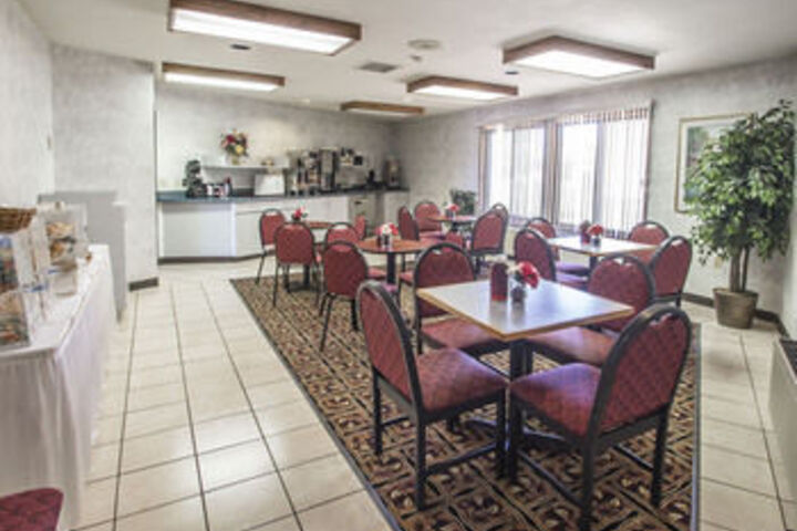 Econo Lodge Inn & Suites