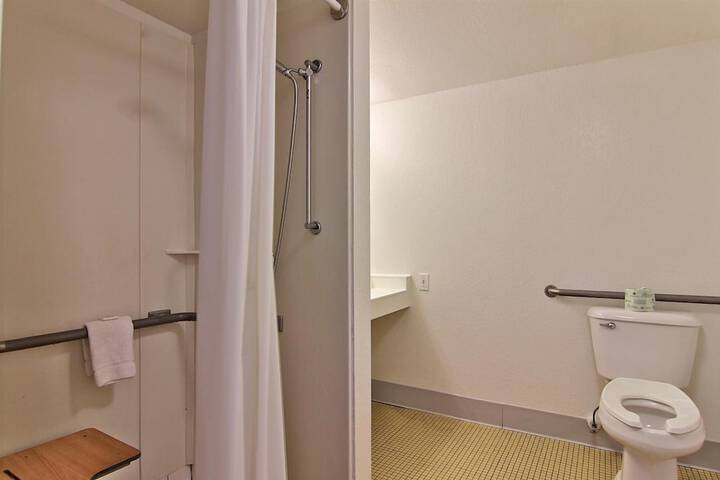 Room 17 of 27