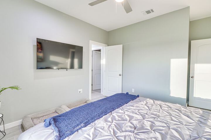 Modern Farmhouse in Del Valle: Rural Setting!