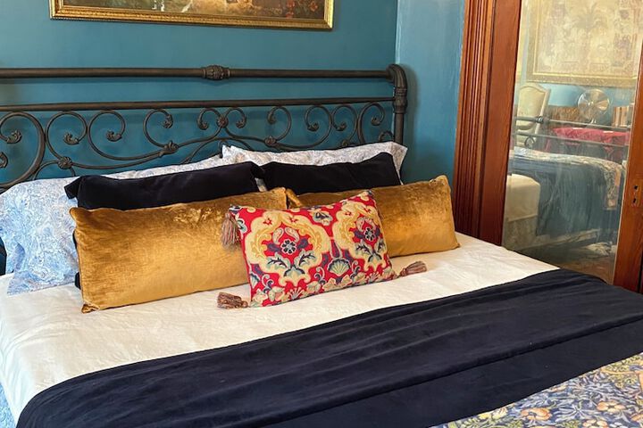 Vineyard Mansion & Carriage House Bed & Breakfast