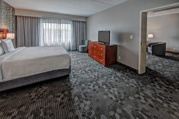 Room 13 of 37