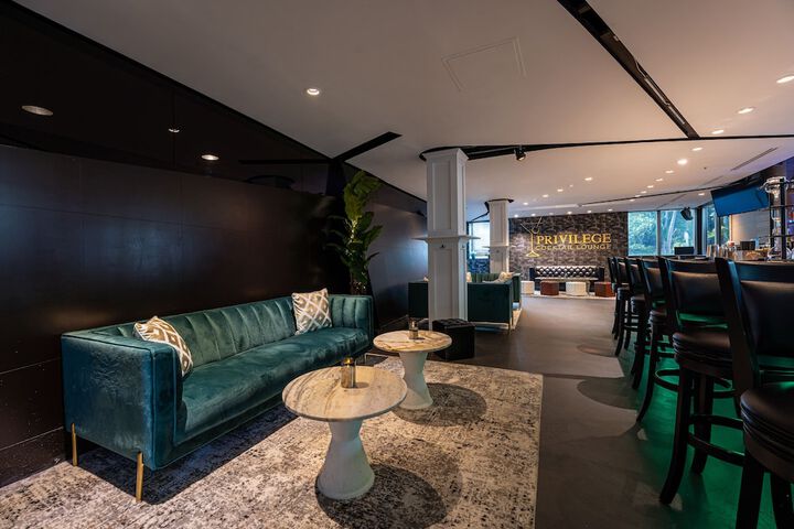 Lounge 45 of 59