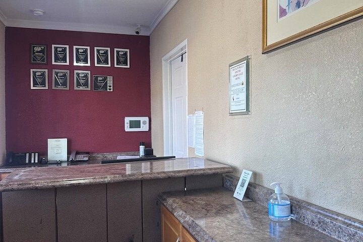 Golden Eagle Motel