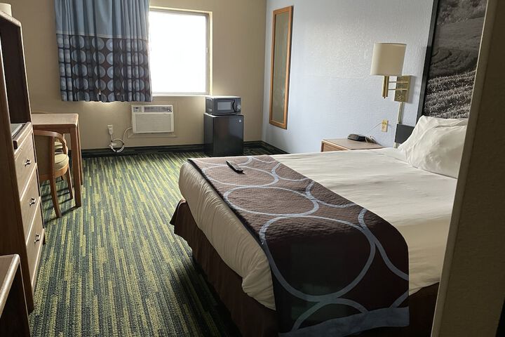 Room 6 of 9