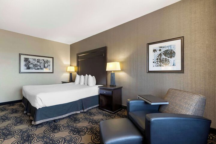 Best Western Plus Midwest Inn