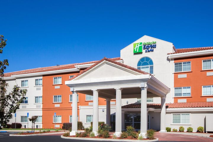 Holiday Inn Express & Suites Oroville Lake by IHG