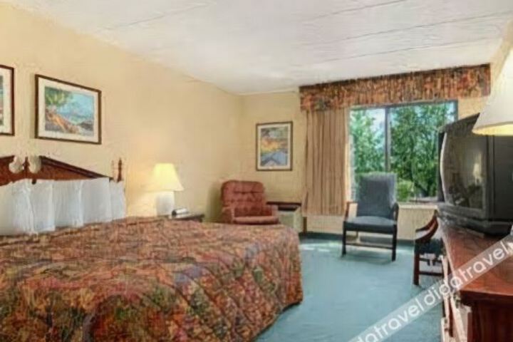 Days Inn Maplewood Hotel and Conference Center