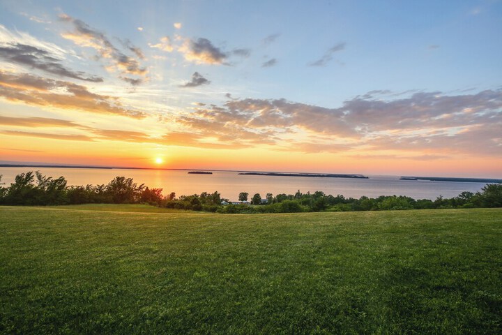 Lake View Champlain Home w / Hot Tub & Sauna!
