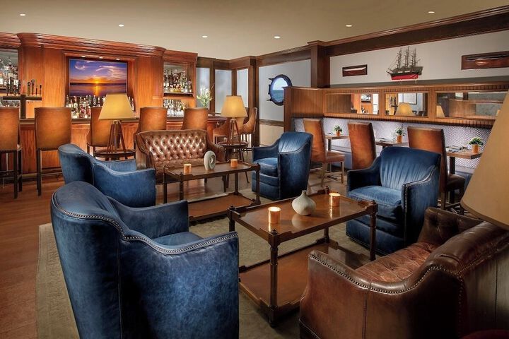 Lounge 42 of 52
