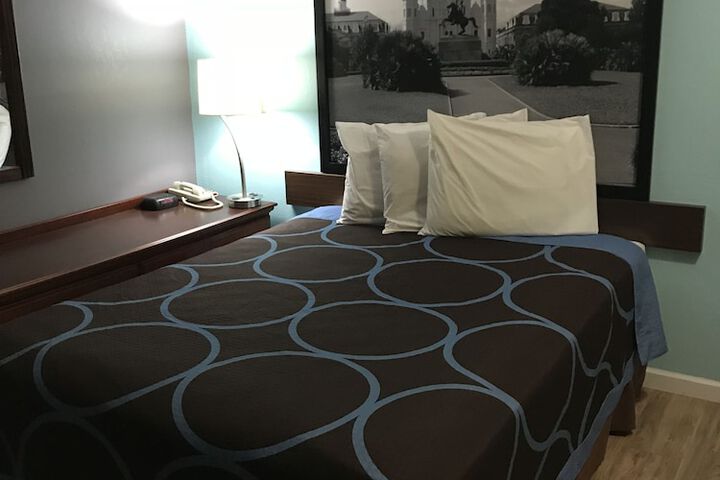 Super 8 by Wyndham Slidell