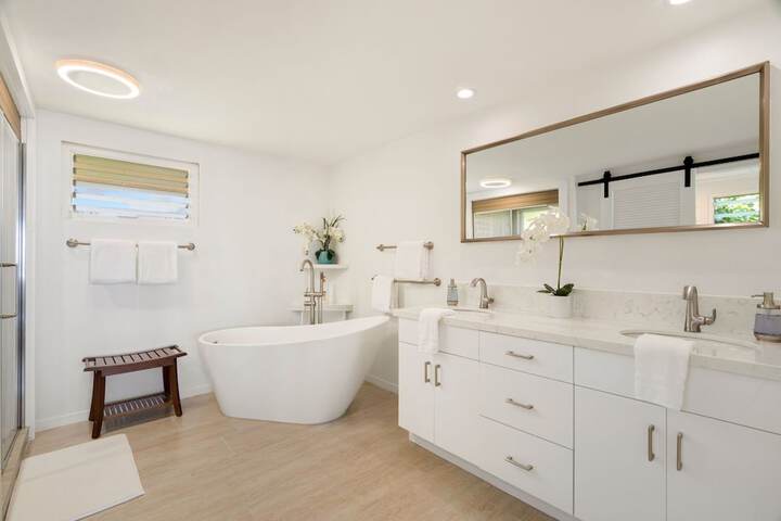 King Hale 4 Bedroom Home by RedAwning
