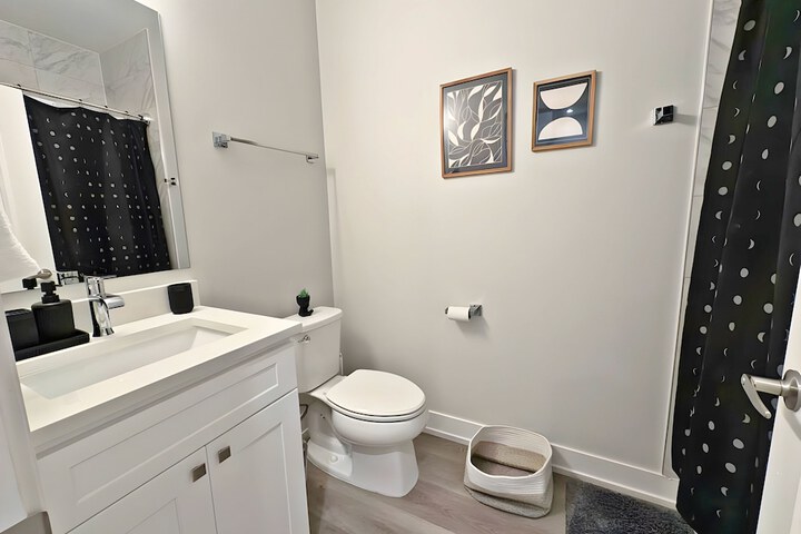 Modern 4BR with Parking - WV rep 4