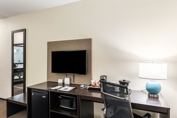Room 33 of 47