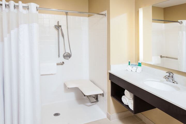 Holiday Inn Express & Suites Sandusky by IHG