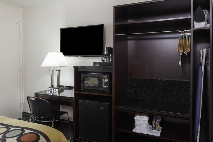 Room 32 of 43