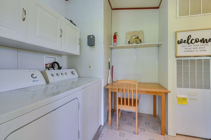 Sunny Florida Escape w / Screened-in Patio & Grill!