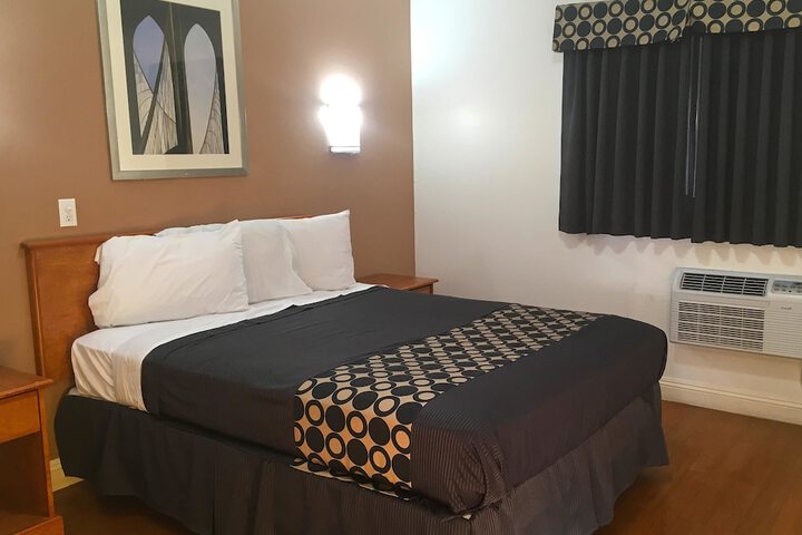Room 9 of 12