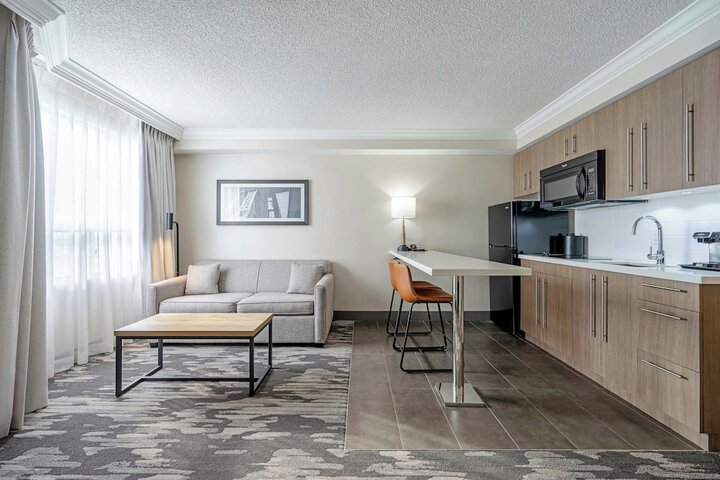 Sandman Signature Mississauga Hotel