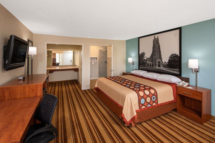 Room 8 of 16