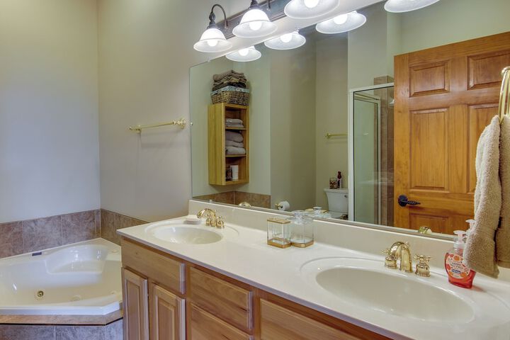 Mtn-view Condo w / Screened Porch in Burnsville!