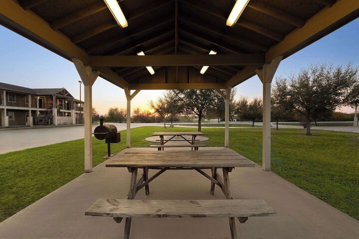 Eagles Den Three Rivers Texas a Travelodge by Wyndham