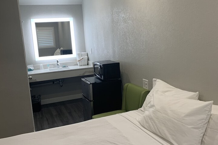Elmwood Motel