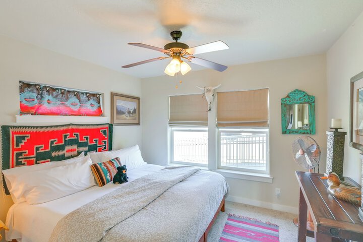 Walk to Main St! Ennis Townhome w / Balcony