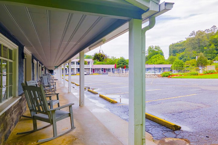 Lloyds on the River Country Inn by OYO