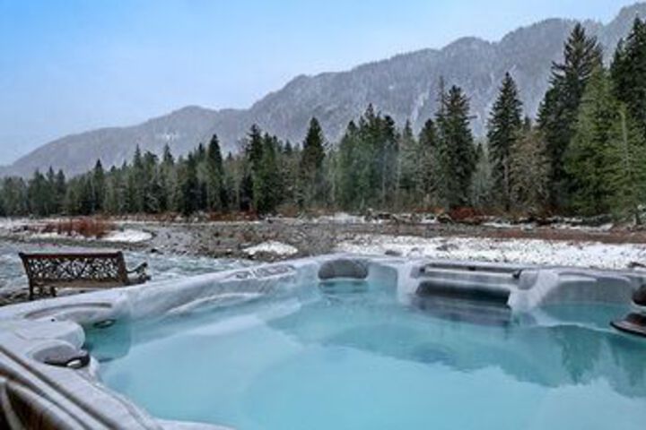 Sky Rivers Edge - Three Bedroom Cabin with Hot Tub