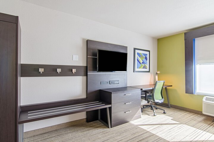 Holiday Inn Express & Suites Atchison by IHG