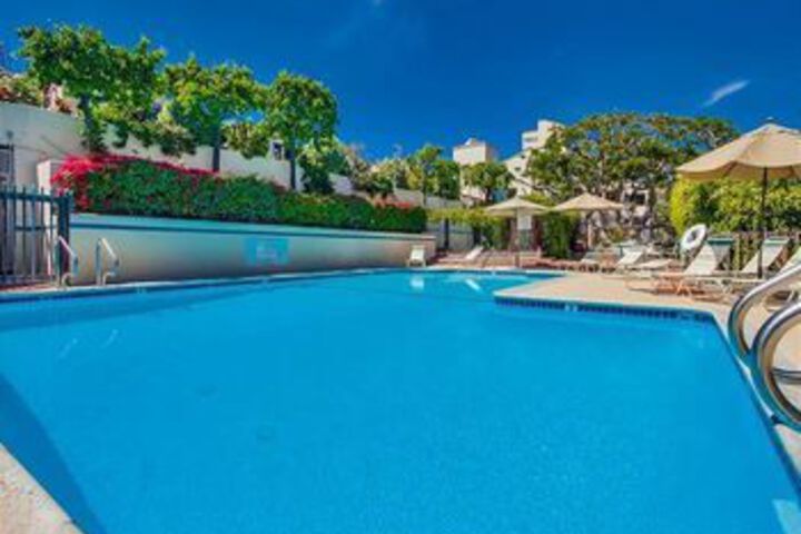 Newly remodeled Beach 2 Br condo by RedAwning