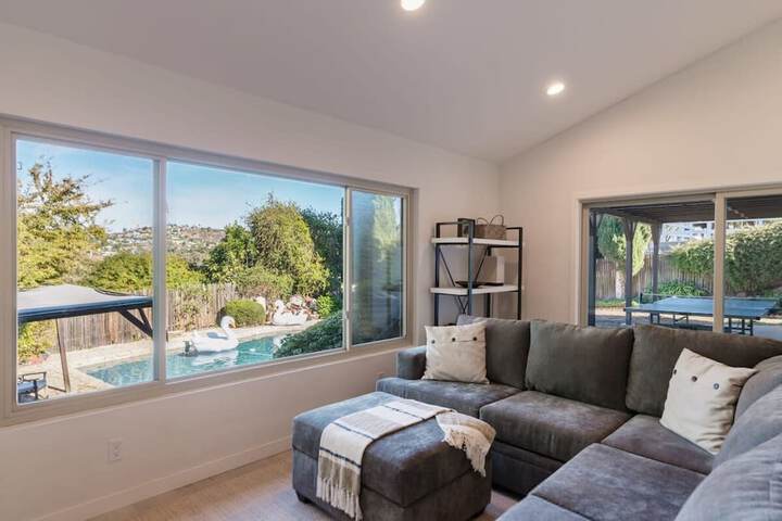 Spacious and Bright 5-bedroom Oasis Pool and Yard