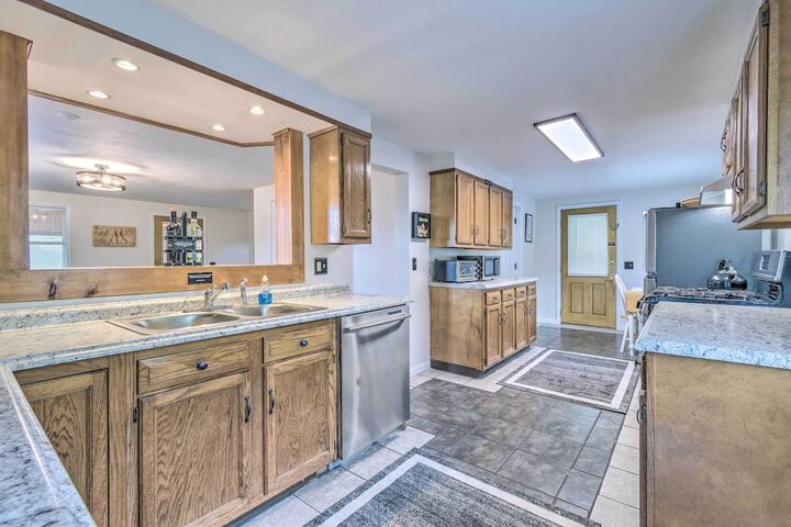 Watkins Glen Lakeview Cottage w / Waterfall!
