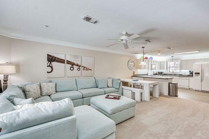 Townhome w / Outdoor Pool & White Lake Access!
