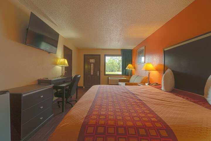 Regency Inn & Suites by OYO Bay City TX