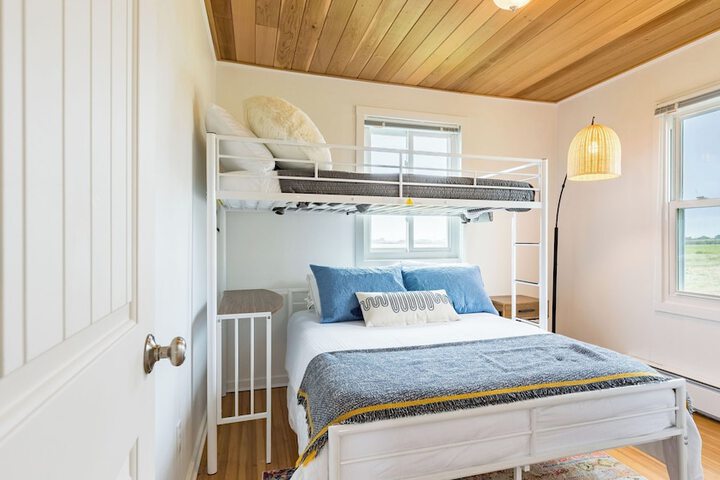 Swan Lake Cottage by Avantstay Views + Firepit